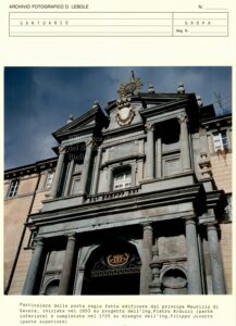 Particolare della porta regia che mostra il completamento fatto eseguire nel 1725 su progetto di Filippo Juvarra
