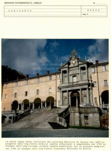 La porta regia fatta edificare dal principe Maurizio di Savoia nel 1653 su progetto dell'architetto ducale Filippo Arduzzi, poi completata nel 1725 su disegno di Filippo Juvarra con lo scalone eseguito dall'ing. Pietro Francesco Beltramo di Biella